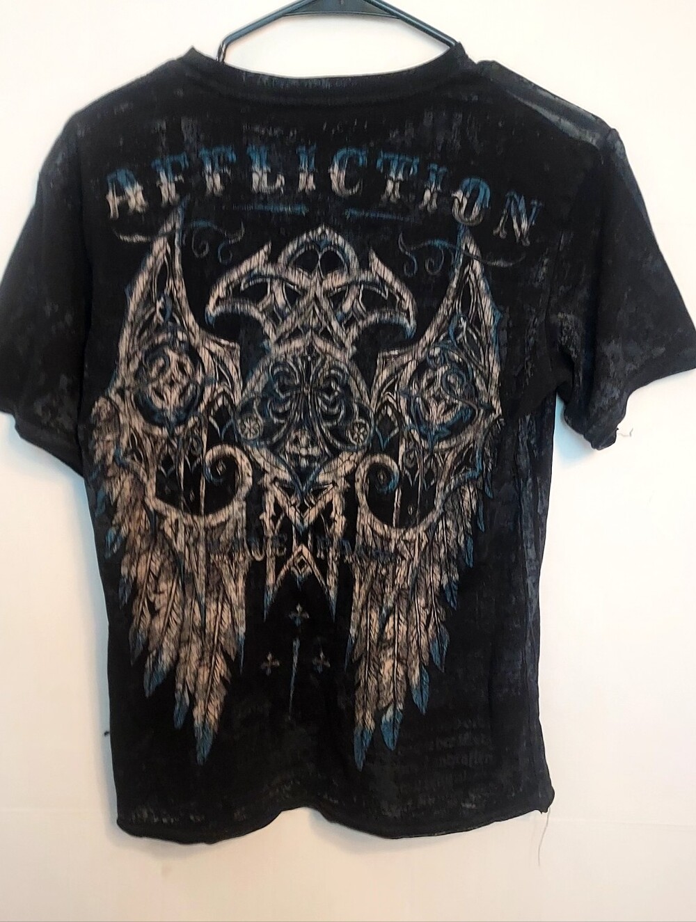 Affliction Black Graphic Wing Crest Tee with Blue Accents Size Large Boys